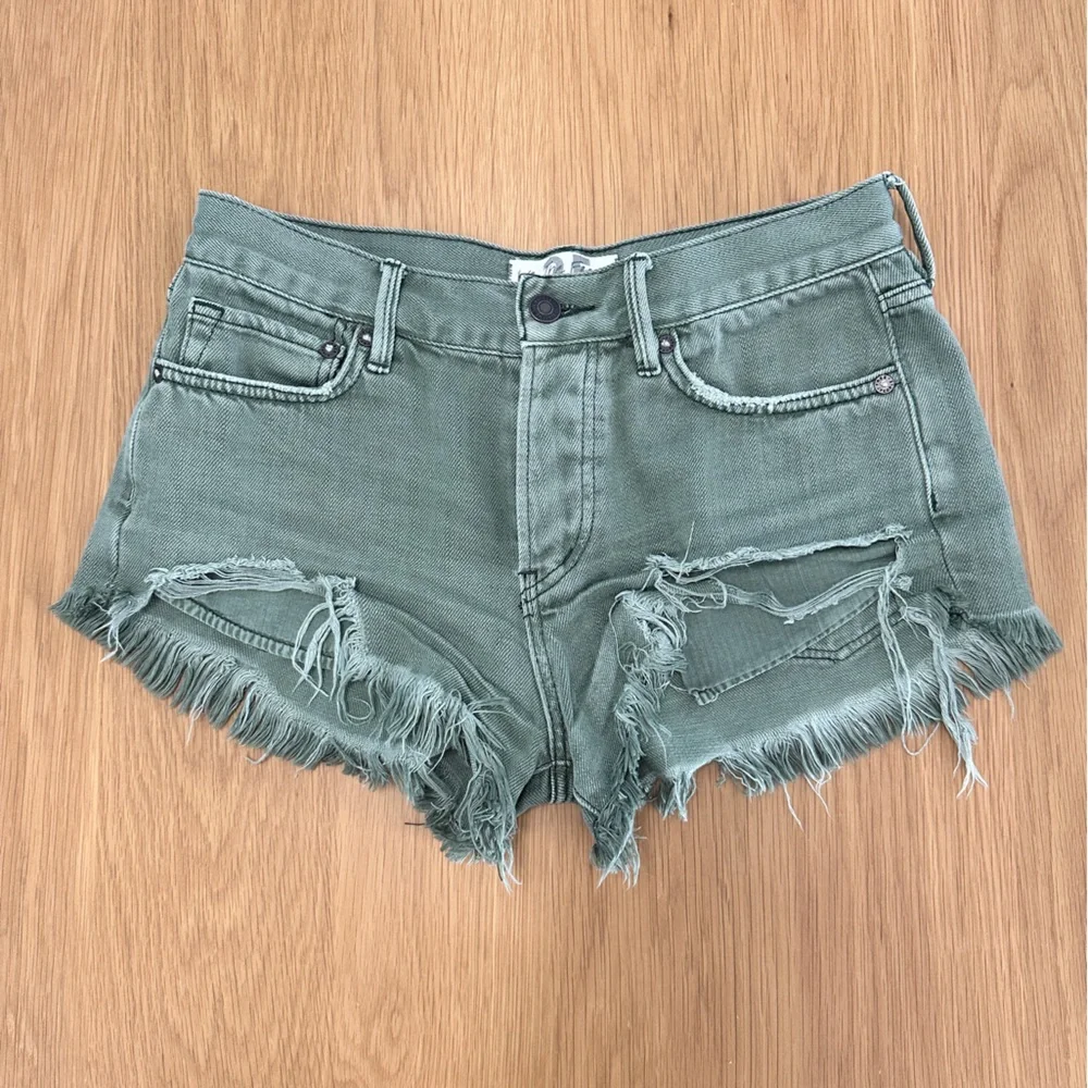Free People We The Free Olive Geeen Distressed Denim Shorts Size 25 - Picture 2 of 8